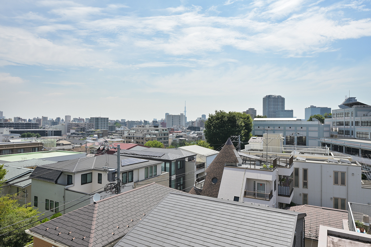 【住戸からの眺望】遠くまで広がる東京の街並みを見渡すことができます。天気の良い日は、気持ちの良い青空を楽しめそうです。※眺望は将来にわたって保証するものではありません。