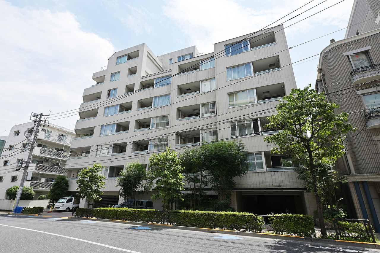【ディアナコート小石川竹早】RC造9階建てマンション、5階部分の南東・北東角住戸です。東京メトロ丸ノ内線「茗荷谷」駅まで徒歩8分など、複数の沿線・駅が利用可能。通勤・通学に便利な立地です。