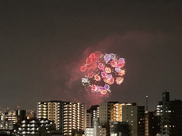 バルコニーからは花火が見えます