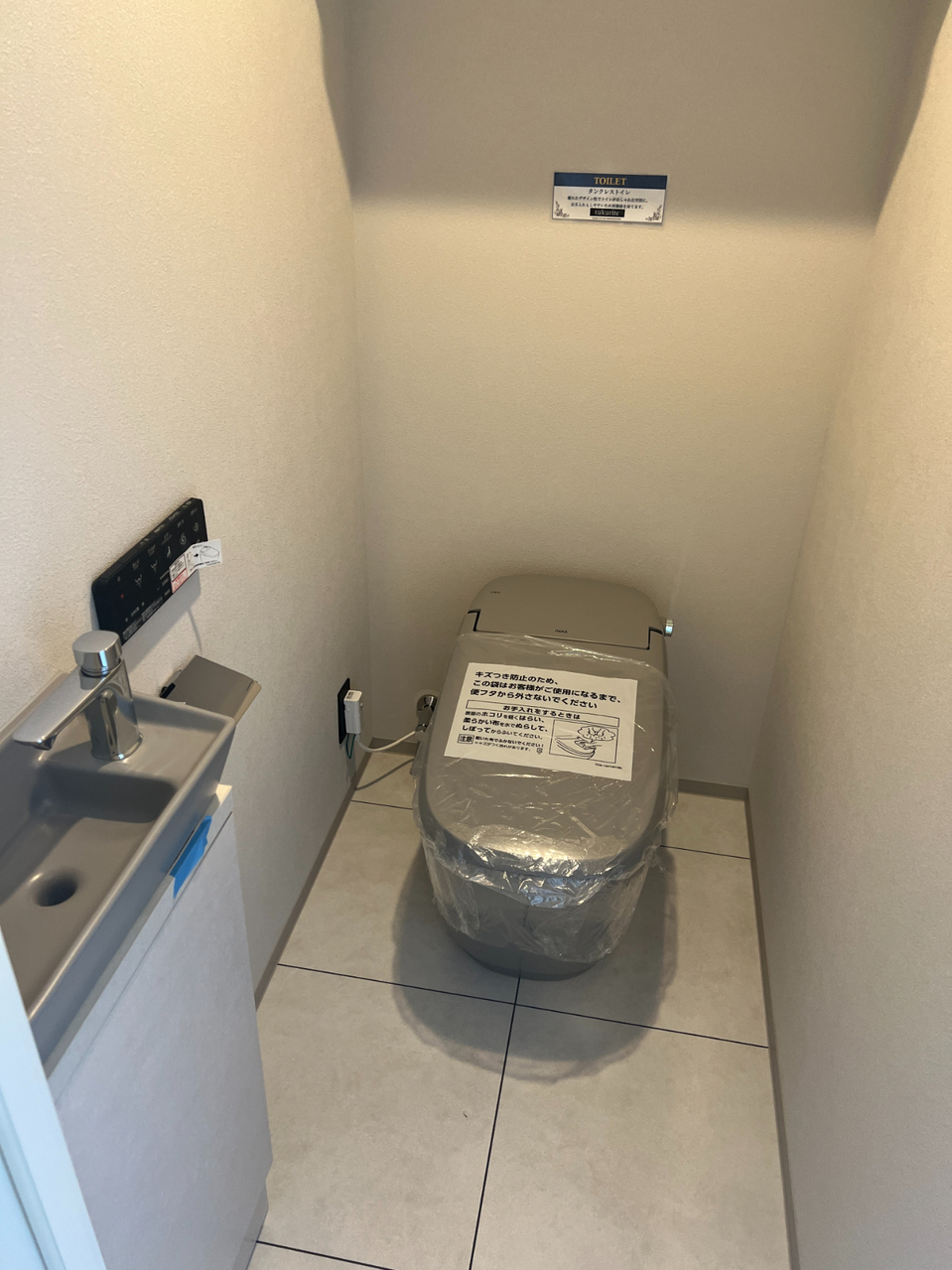 【トイレ】温水洗浄便座付き、リモコンは壁掛けタイプ。独立した手洗い器を設けています。ゲストを招く際など、洗面室に案内することなく手洗いができ便利です。