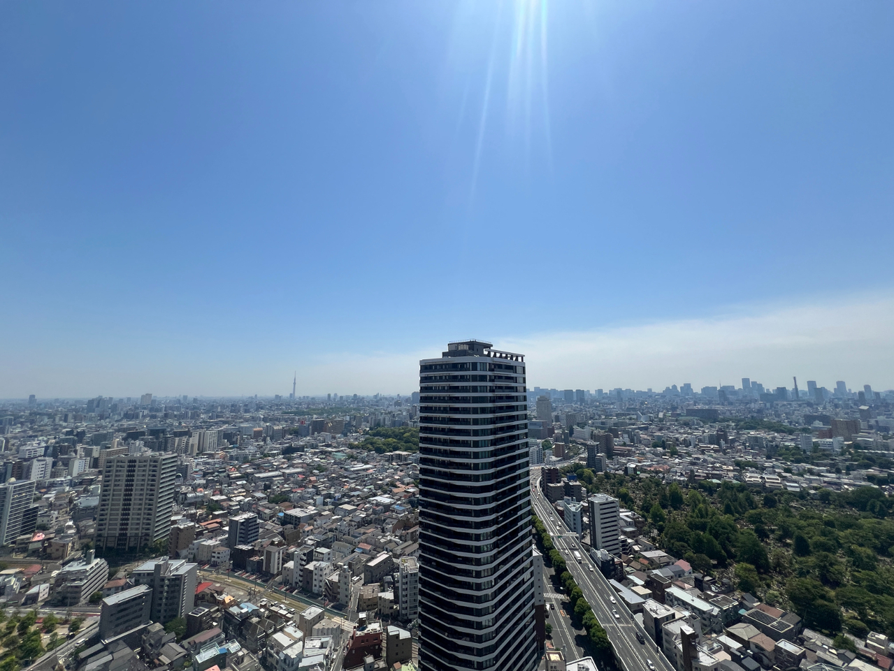 【住戸からの眺望】34階部分につき、眺望良好です。バルコニーへ出て外気に触れることで、在宅時のリフレッシュに繋がります。※眺望は将来にわたって保証するものではありません。