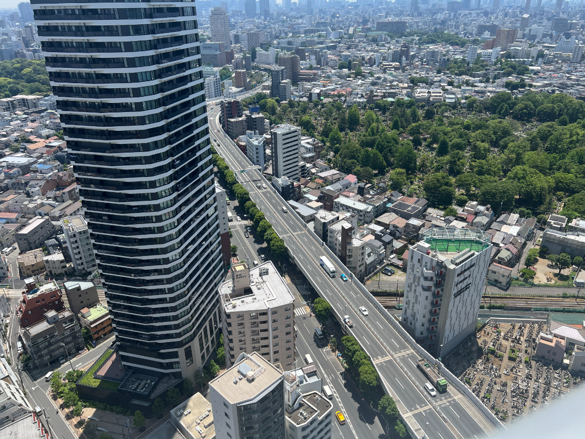 【住戸からの眺望】コンシェルジュサービス付き、地下3階付き地上42階建のタワーマンションです。各階にゴミステーションが備わっています。※眺望は将来にわたって保証するものではありません。