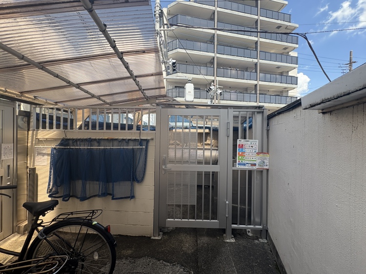 【ゴミ置き場】マンション敷地内のゴミ置き場の様子です。遠くにゴミを捨てに行かなくて済むので便利です。