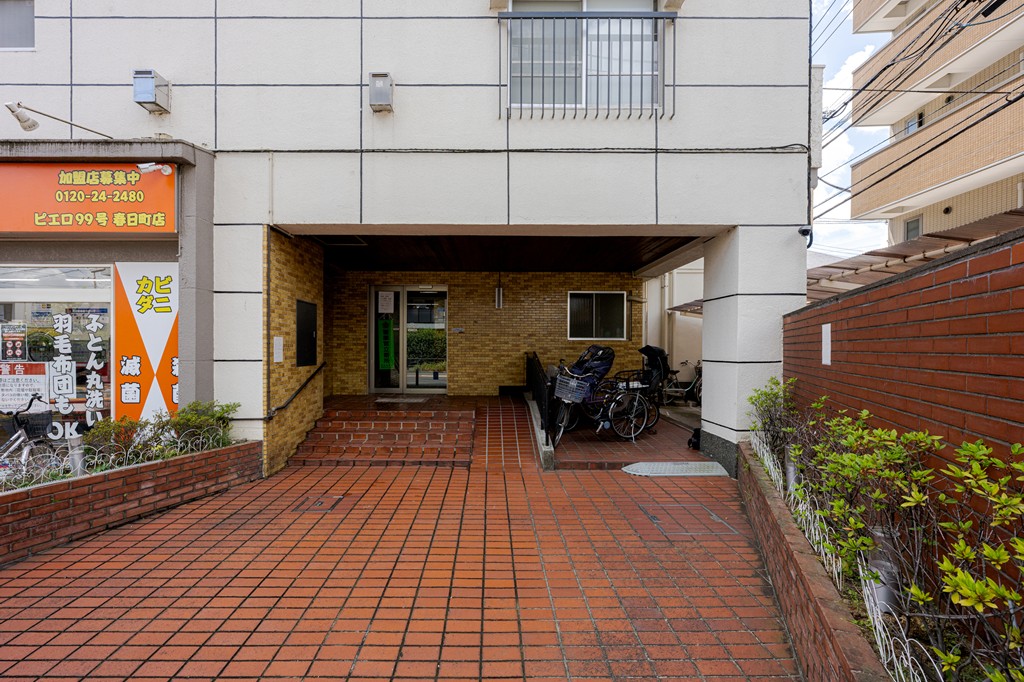 【エントランス】階段とスロープ付きのエントランス。上部には屋根があるので、雨の日に傘を出し入れする際も慌てずに済みそうです。