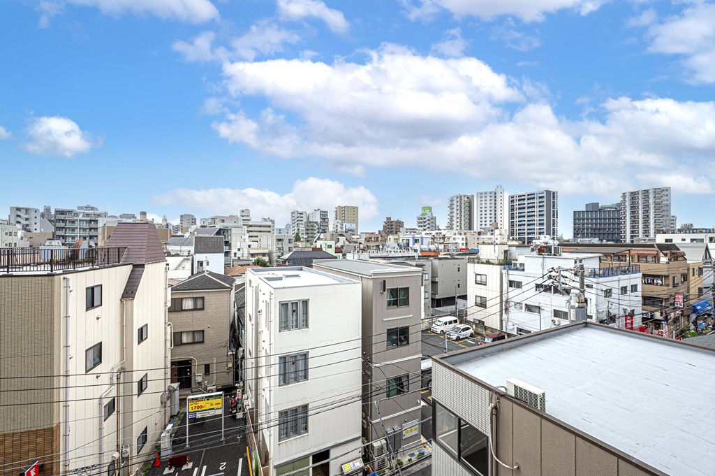 【眺望写真】前面に視界を遮るような高い建物は無く、天気の良い日には心地よい青空を楽しめそうです。※眺望は将来にわたって保証するものではありません。