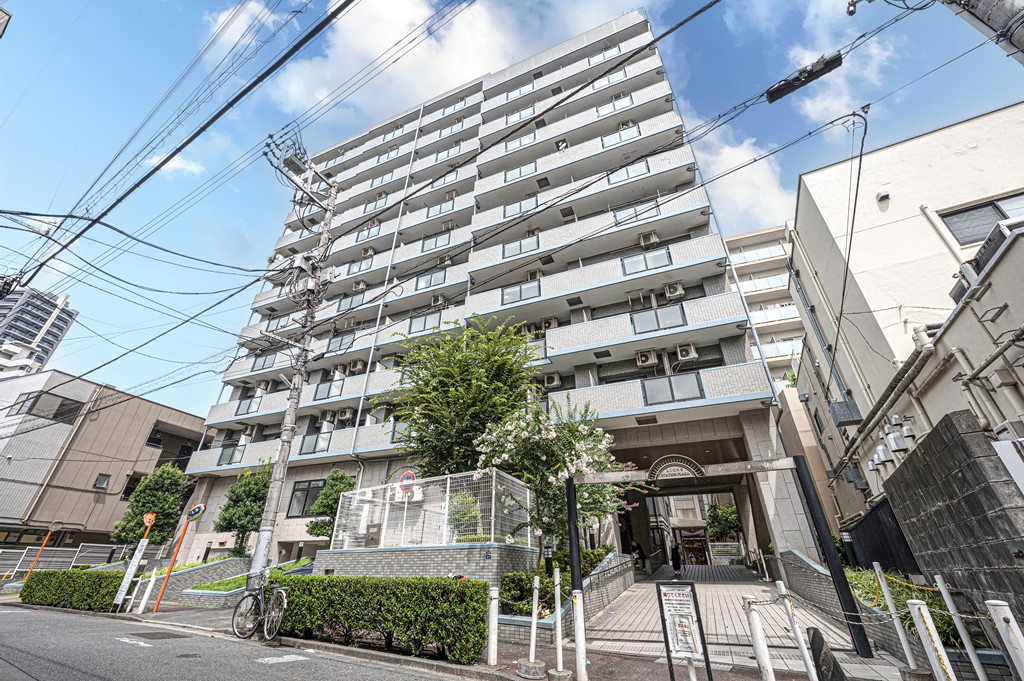 【現地外観】地下1階付き地上13階建マンション、4階部分の南西角住戸です。東武鉄道東上線「大山」駅まで徒歩1分。通勤・通学・お出掛けにも便利な立地です。