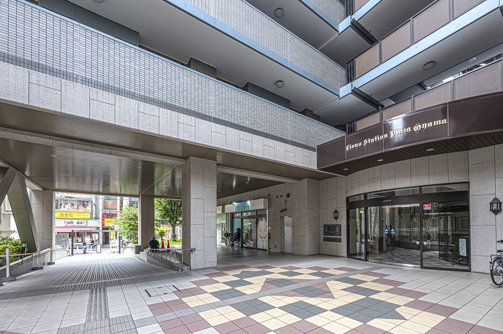 【エントランス】広々と開放的なエントランススペース。総戸数92戸、株式会社大京アステージにより日勤管理されています。24時間ゴミ出し可能なマンションです。