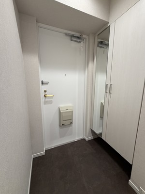 【玄関】空間を有効に活用できる、フロートタイプのシューズボックスが設置されています。姿見付きのため、お出掛け前の身だしなみチェックに重宝しそうです。