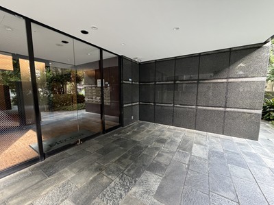 【エントランス】モニター付きオートロックが採用されており、防犯面にも配慮されたマンション。管理体制は日勤です。敷地内には駐車場が設けられています。詳しくはお問い合わせください。