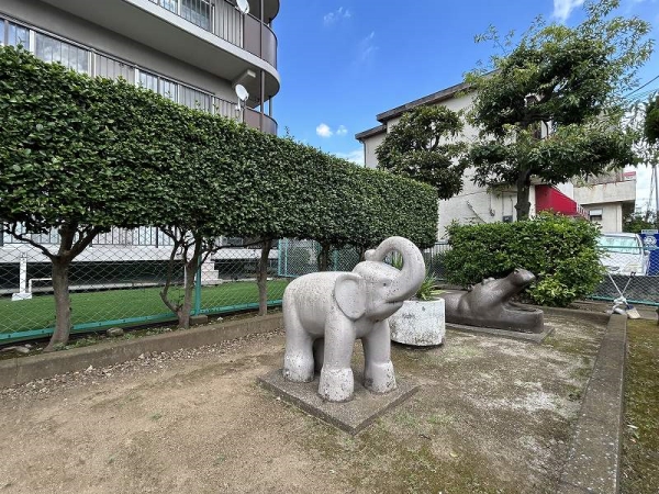 敷地内には憩いの場となる小さな公園がございます。