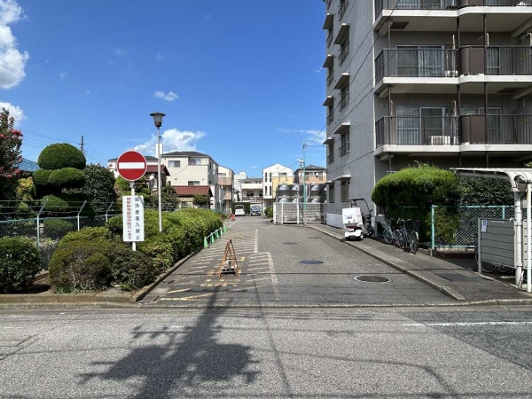 広々とした駐車場へのアプローチがございます。