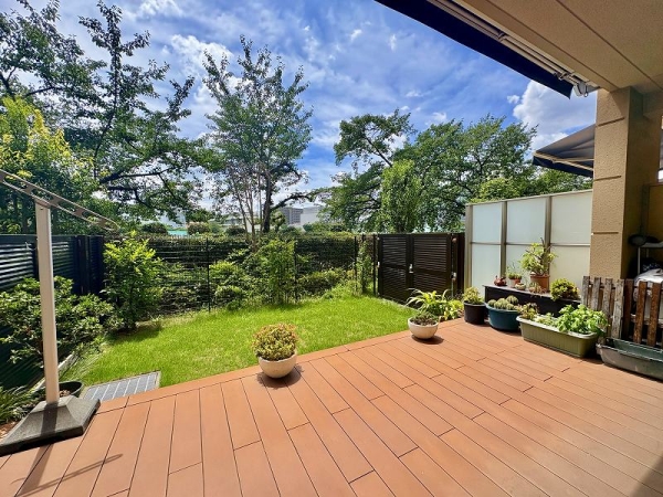 オープンエアリビングはお部屋の方のみが利用可能なくつろぎの空間