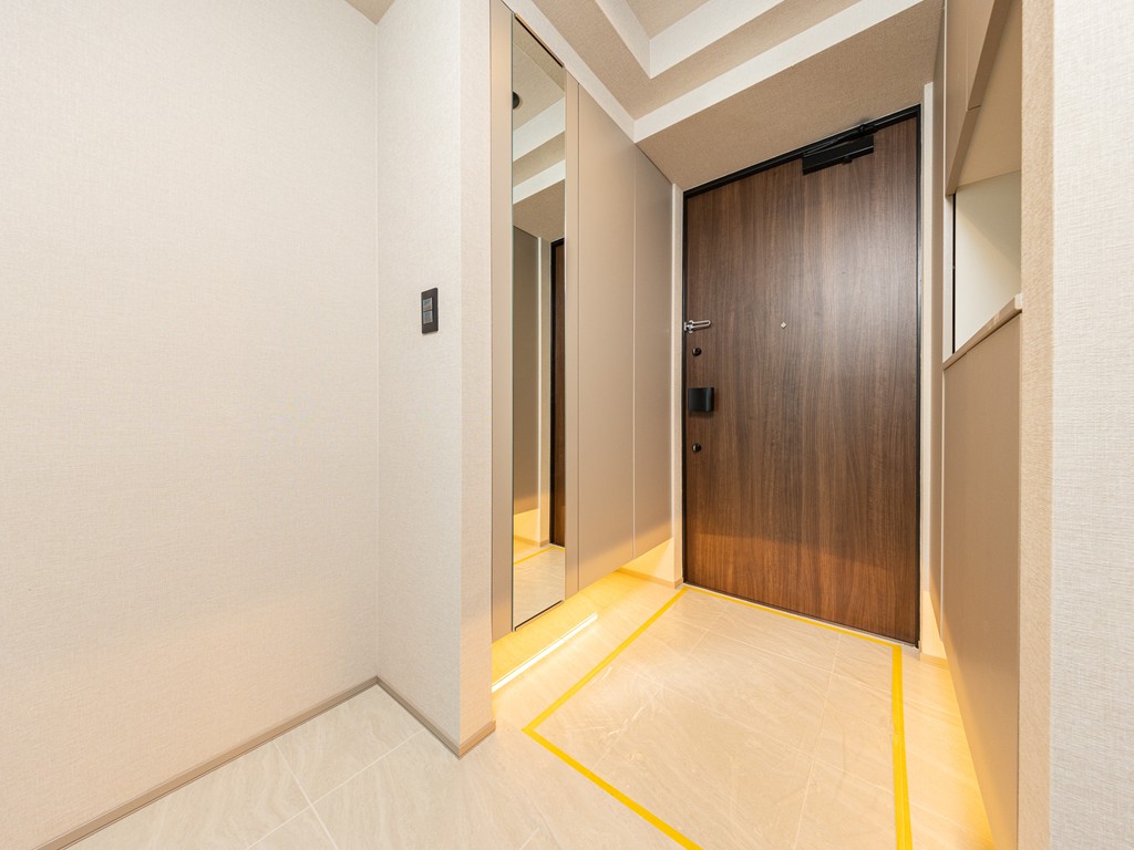 【玄関】姿見付きのシューズボックスが設置されています。ご家族皆様の履物がすっきりと収まります。お出かけの際の身だしなみチェックもスムーズです。