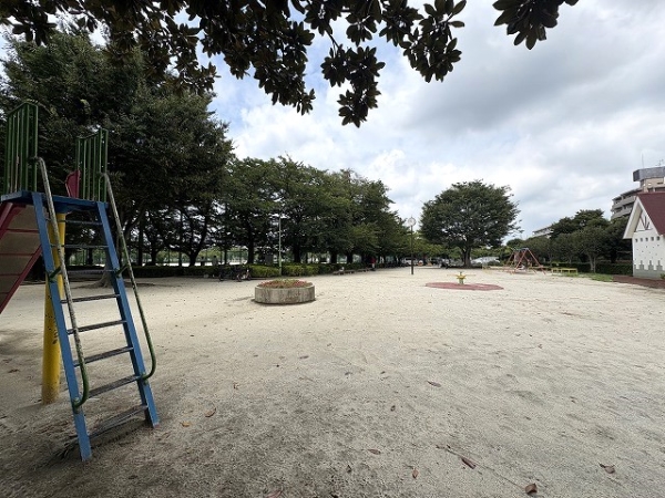戸塚榎戸公園：徒歩5分（370m）