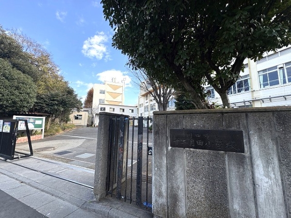 川口市立十二月田小学校：徒歩7分（約550m）