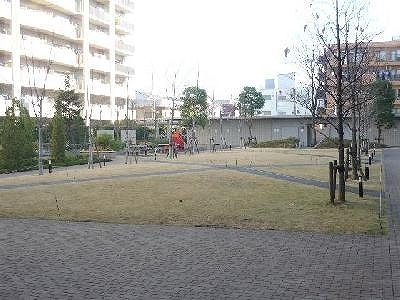 テニスコート12面分のパティオ（オートロック内）
