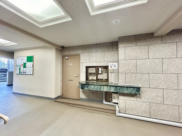 エントランスを入って右手に管理事務室がございます。