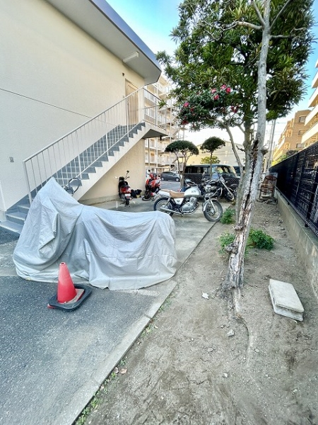 バイク置き場が8区画ございます。
