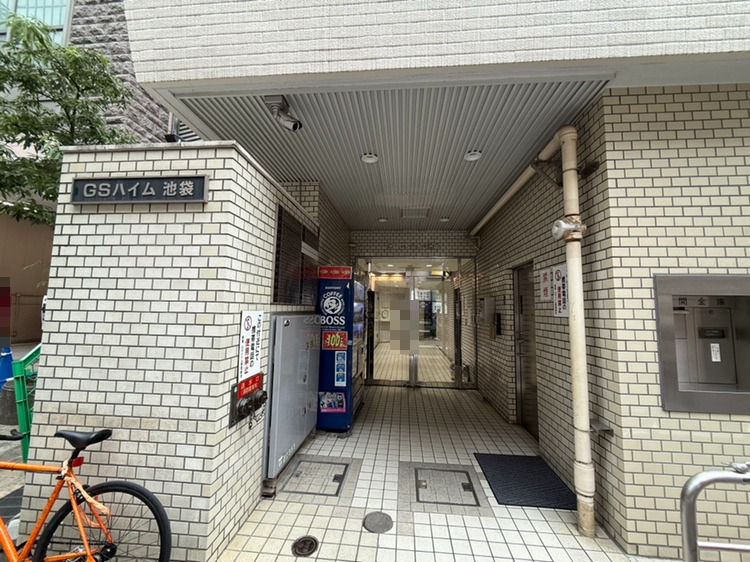 【エントランス】手入れが行き届き、清潔感のあるエントランス。自動販売機が設置されているので、気軽に飲み物を購入できます。