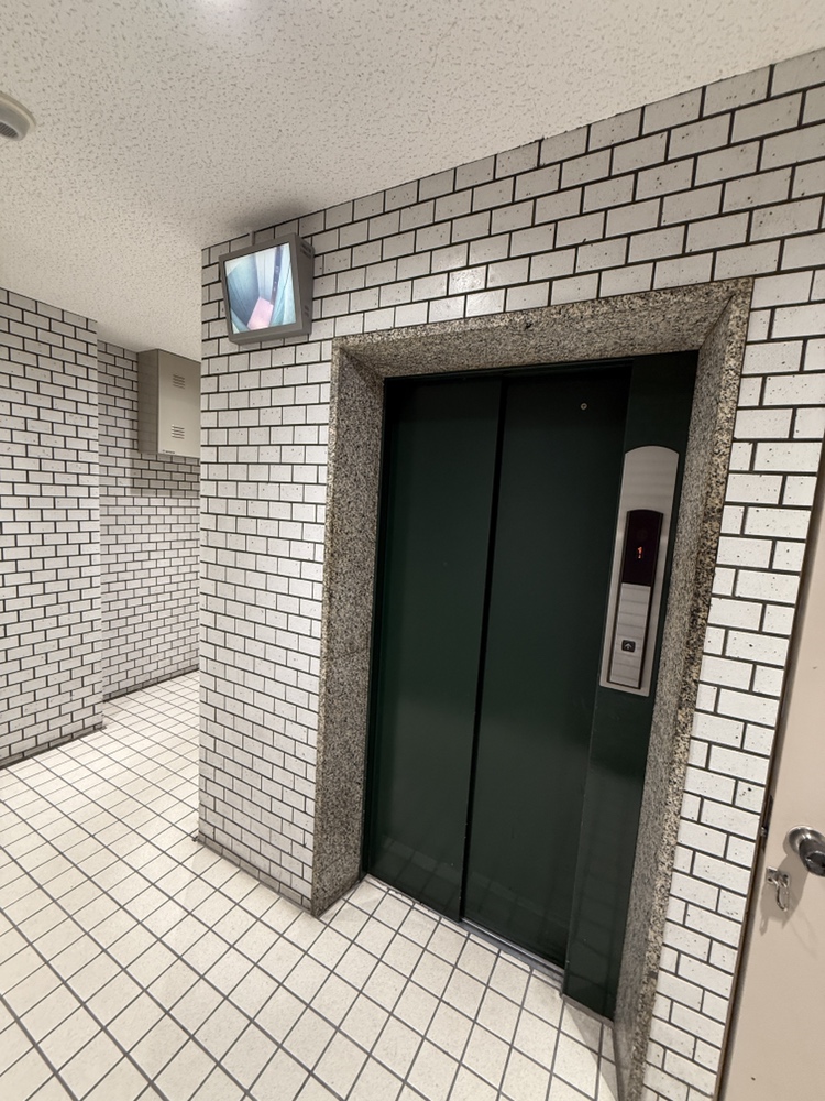 【エレベーター】エレベーターがあるので、住戸階までの移動がスムーズです。エレベーター内を確認できるモニター付きで、防犯面にも配慮されています。