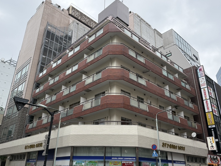 【現地外観】コンビニまで徒歩1分、スーパーまで徒歩5分。「サンシャイン60通り」の近くに位置した、生活利便性の良い立地です。事務所としても利用可能です。