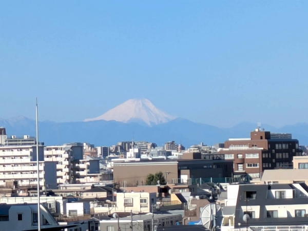 晴れの日には富士山を望むことができます（天候による）