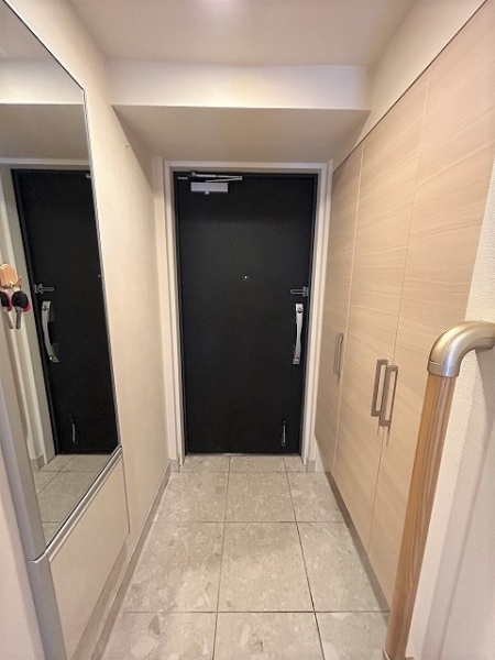 収納豊富なトール型の下足入れがあります