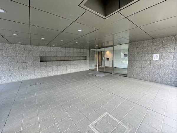 お掃除が行き届いていて、明るく清潔感があるエントランス