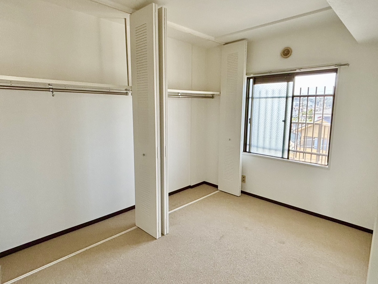 【洋室(西側)】全居室に収納が設けられています。収納家具の設置を最小限にとどめ、住空間を広々とお使いいただけます。