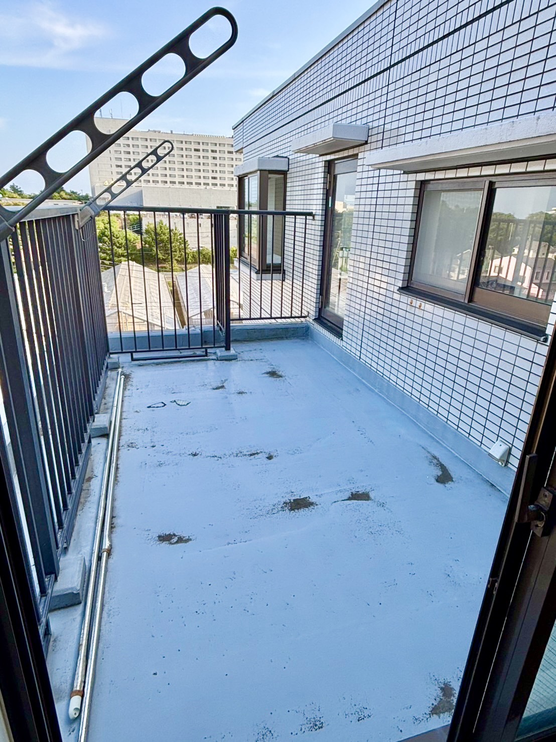 【ルーフバルコニー】周辺には高い建物がなく、見晴らし良好です。心地よい風を感じることができます。