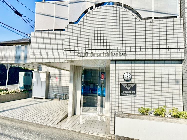 【エントランス】シンプルでスッキリとしたデザインの外観。屋根付きのエントランスなので、雨の日もスムーズに雨具の準備を進められます。