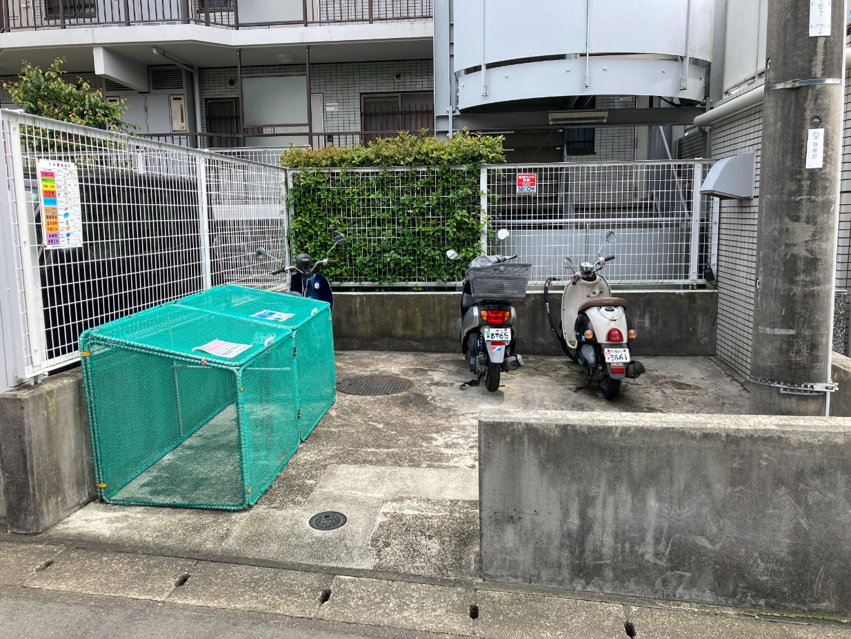 【バイク置場・ゴミ集積所】マンション敷地内にゴミ集積所が設置されています。蓋付のため、カラス等にゴミを荒らされず清潔に保てそうです。バイク置場の空き状況はお問い合わせください。