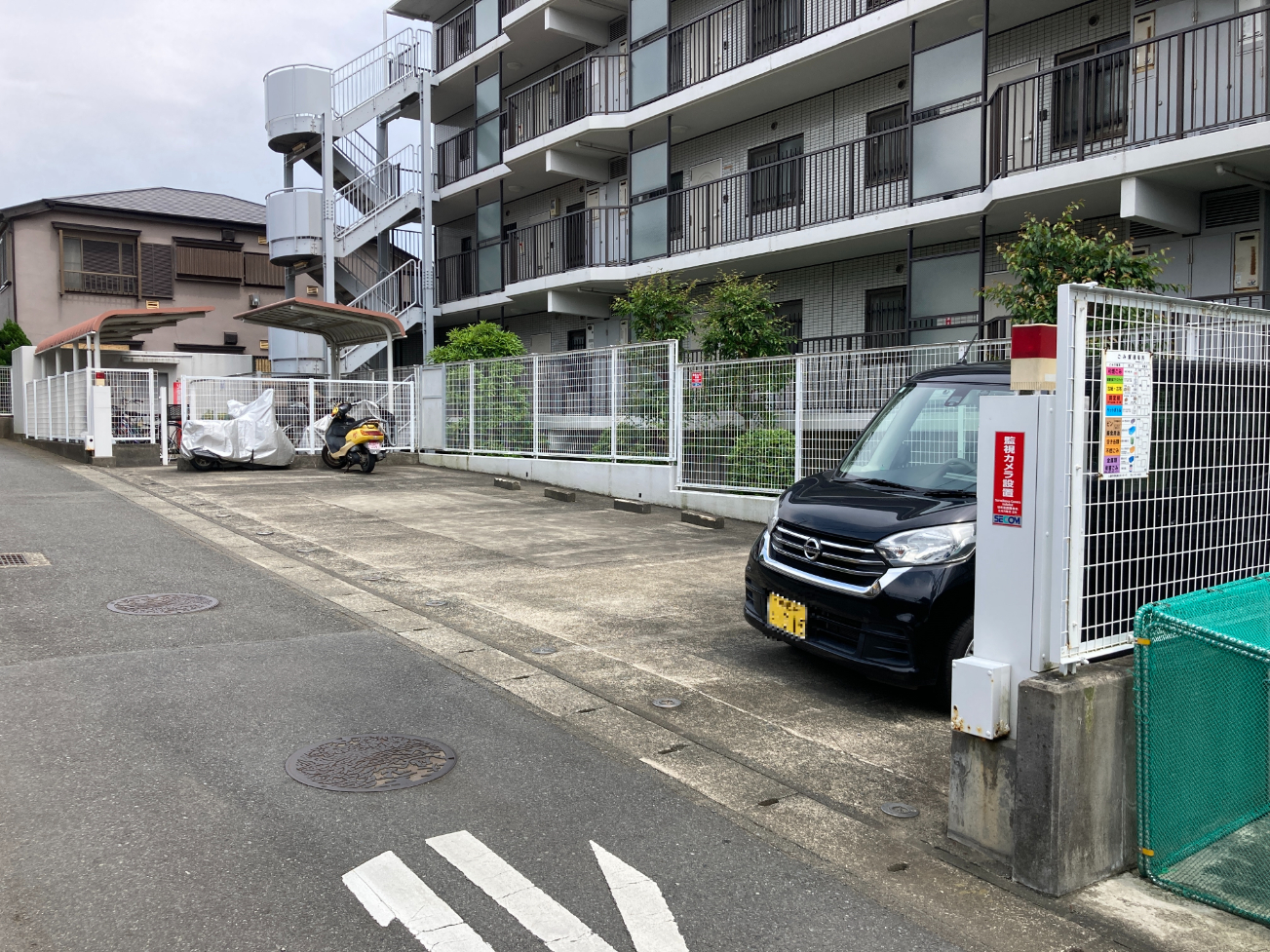 【駐車場】マンション敷地内に平面駐車場が設置されています。高低差が少なく出入庫がしやすそうです。最新の空き状況はお問い合わせください。