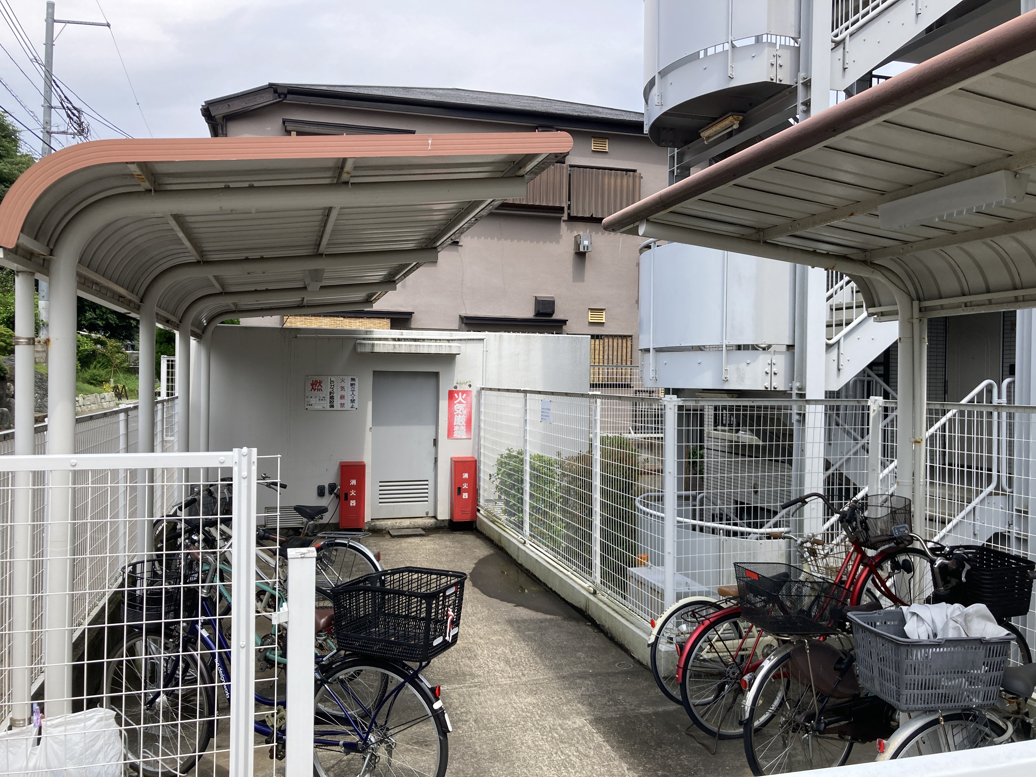 【駐輪場】直射日光や雨が当たりにくい屋根付きの駐輪場です。ラックがなくスムーズに駐輪出来ます。区画取り決めはございません。※シール代150円別途要
