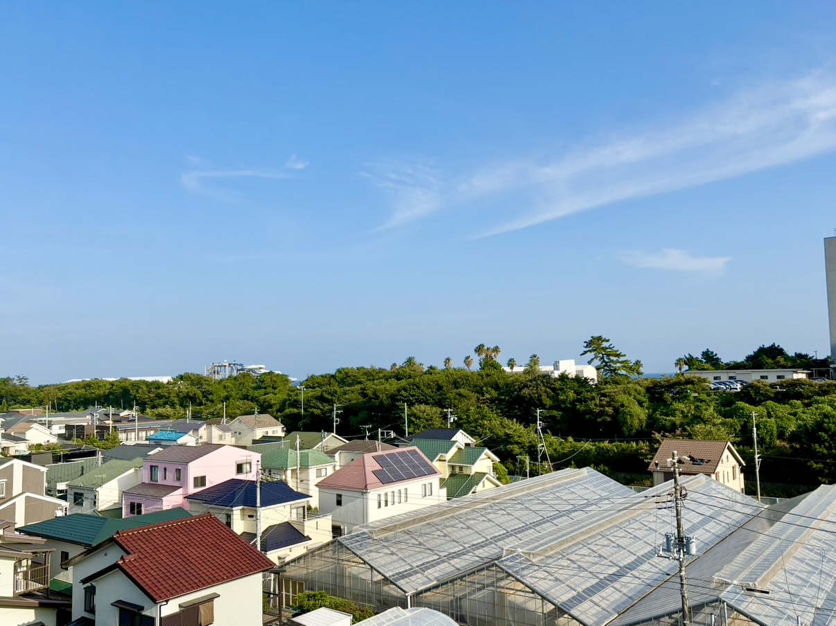 【眺望】RC造地上5階建、5階部分のお部屋です。南向きで日当たり良好◎大磯ロングビーチまで徒歩14分の潮風が感じられるロケーション。避暑地のセカンドハウスとしてもご活用いただけます。