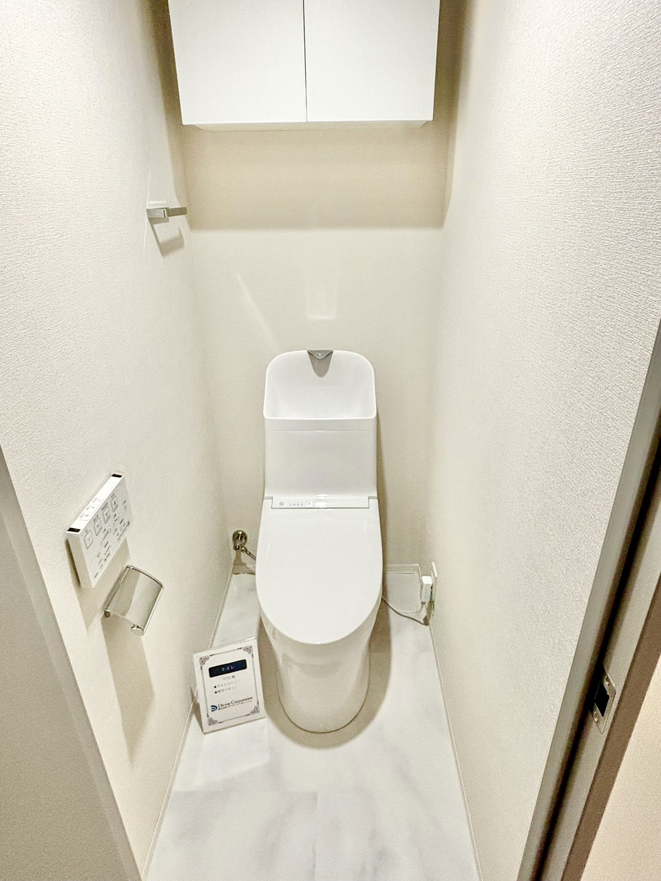 【トイレ】温水洗浄便座付きで快適に使用できます。トイレ上部には収納棚があり、トイレットペーパーのストックや掃除用具などを収納可能。必要な時にすぐに取り出せ便利です。