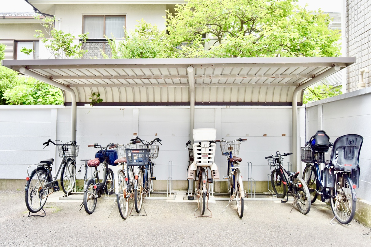 【駐輪場】敷地内に設けられた屋根付きの駐輪場。雨や直射日光から守られ、天候による劣化や錆が軽減されます。