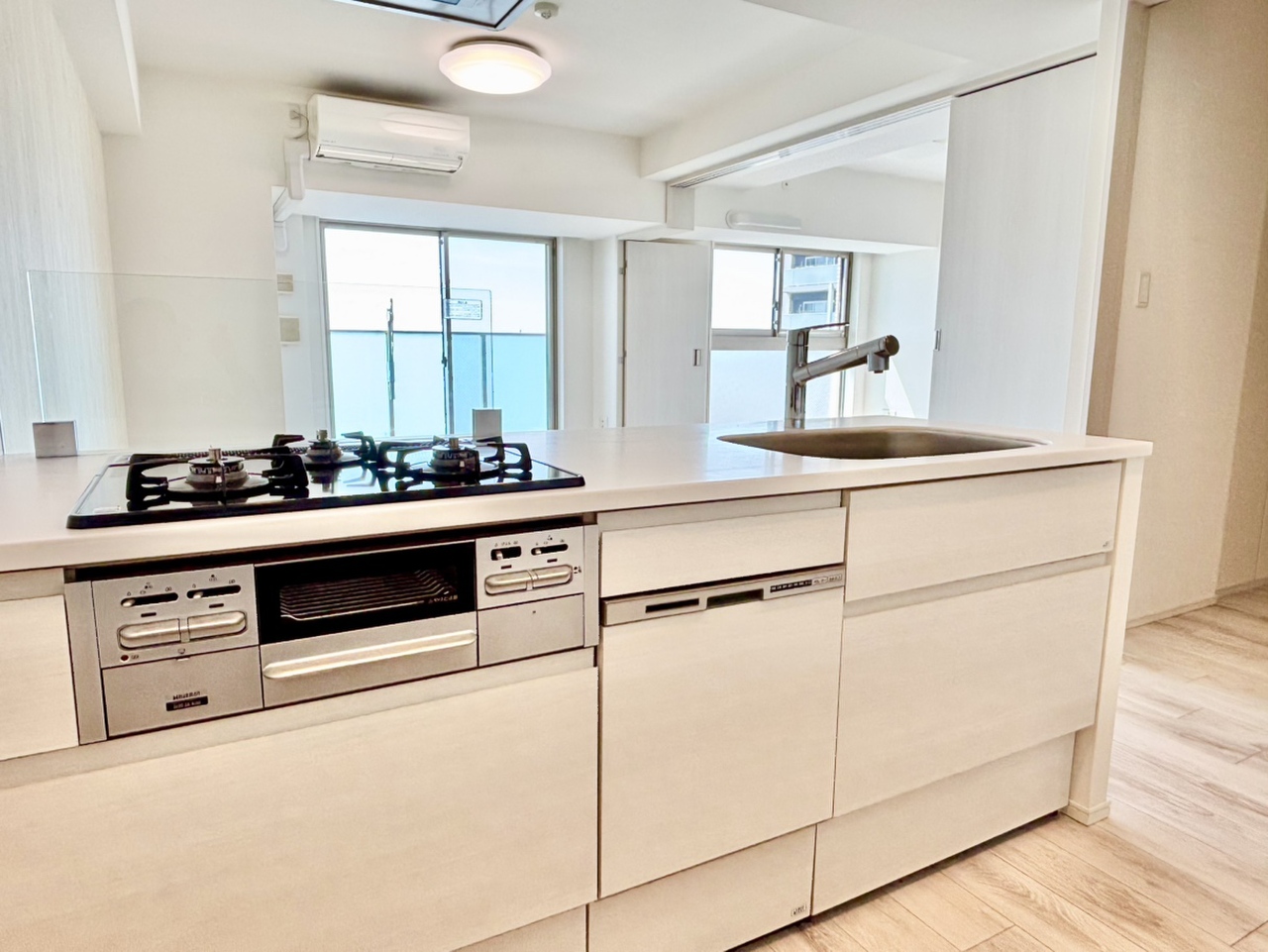 【キッチン】開放的あふれる対面キッチンが採用されています。リビングで過ごすご家族や友人との会話を楽しみながら、楽しく調理できそうです。