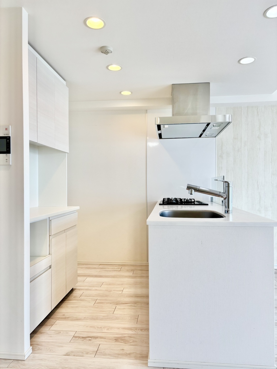 【キッチン】背面にたっぷりの収納が設けられ、日常使いの食器から大型の調理器具までしっかり収まります。出し入れしやすく、片付けもはかどるキッチンスペースです。