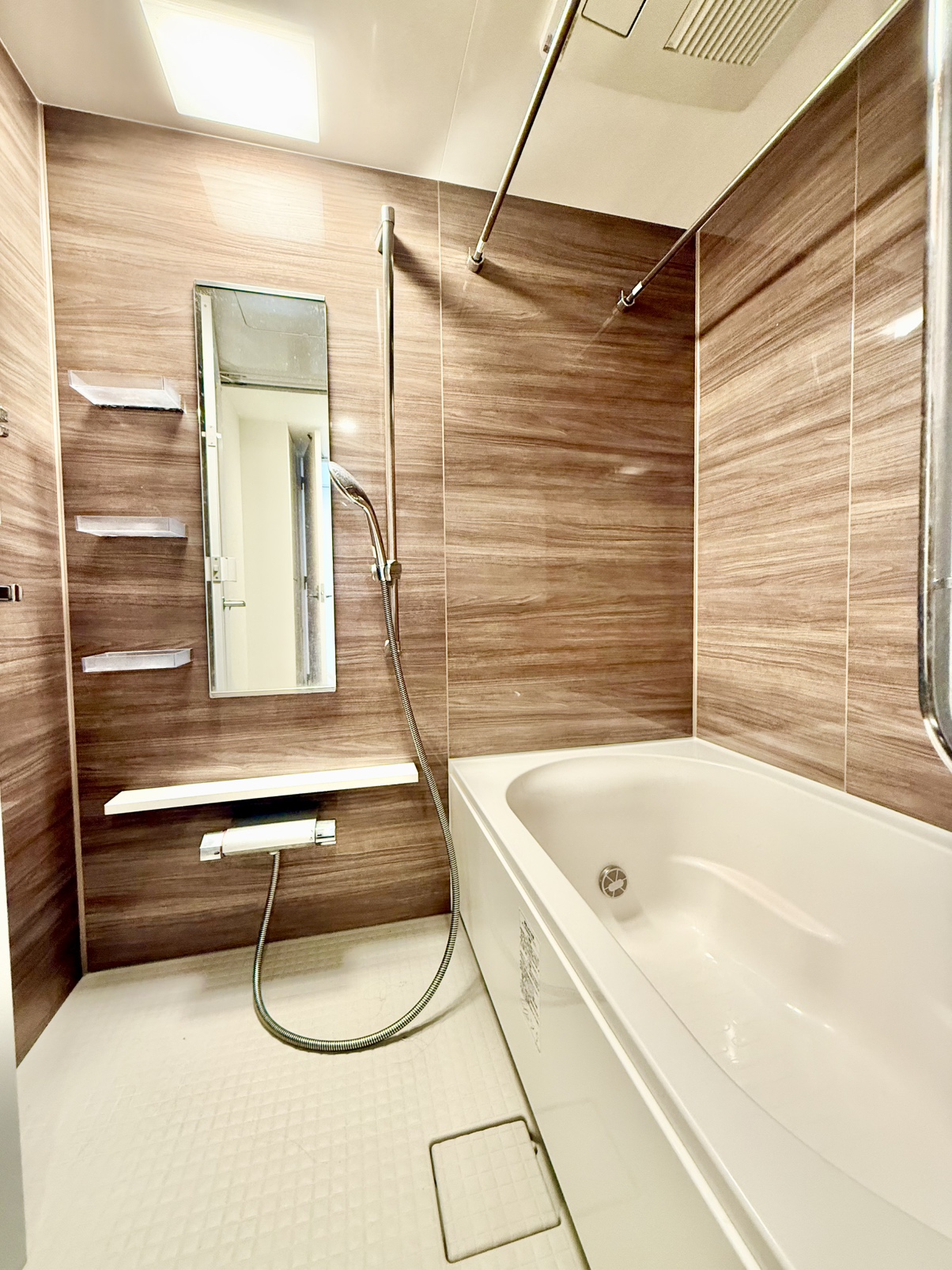 【浴室】1日の疲れを癒す、ゆったりとした浴室です。浴室乾燥機を搭載しており、雨の日の洗濯物干しやカビ対策にも活躍しそうです。