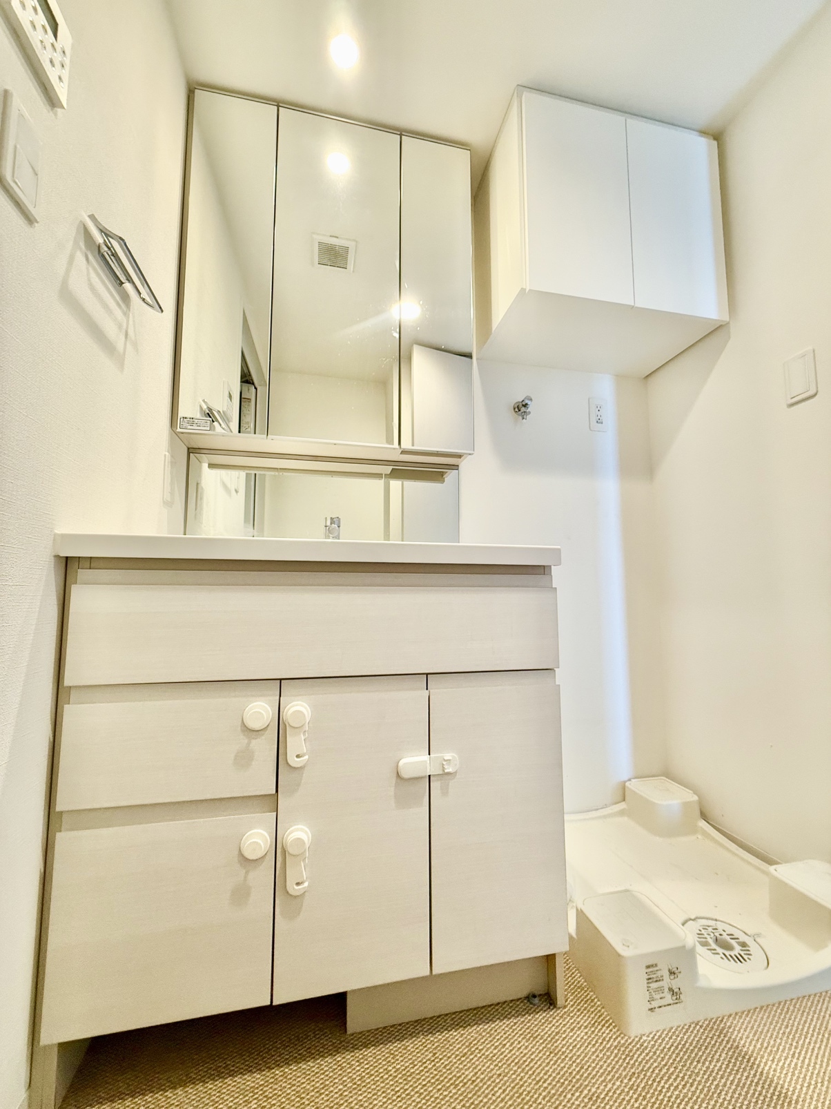 【洗面所】鏡の裏と洗面ボウルの下に収納があり、細々とした洗面用具や化粧品類をすっきりと収納できます。