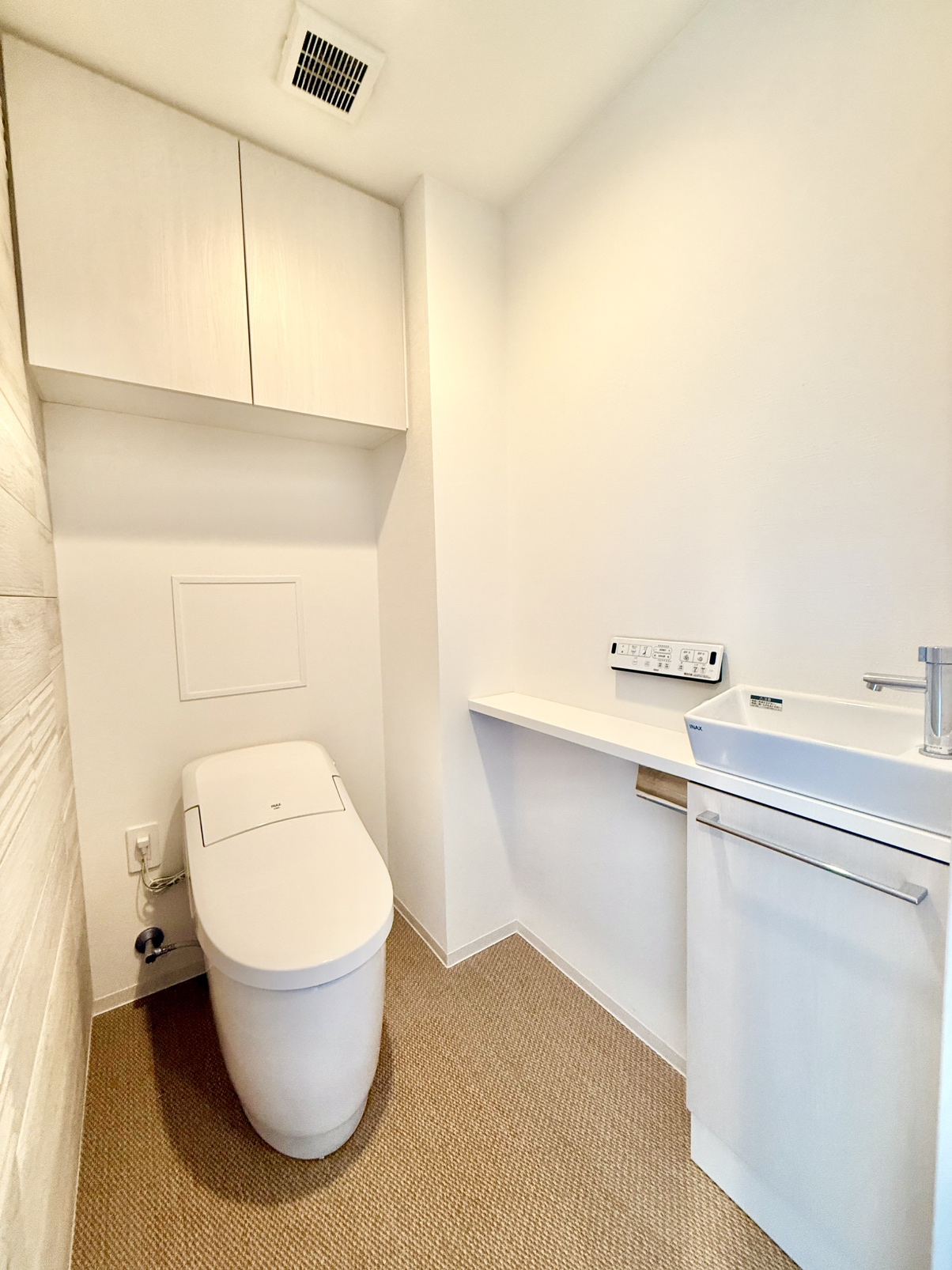 【トイレ】年中快適に利用できる、温水洗浄便座付きのトイレです。手洗いカウンターを備えた、来客時にも喜ばれる設計。清潔感と利便性を両立した毎日にうれしい空間です。