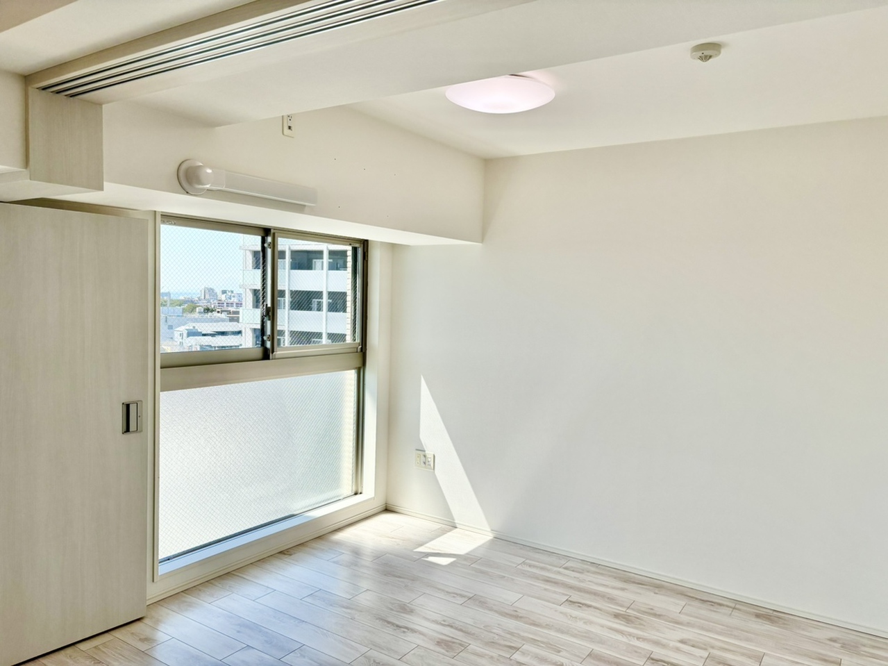 【洋室/約6帖】明るさと風通しが良好。自然光が差し込む心地よい空間です。集中して作業に取り組めます。