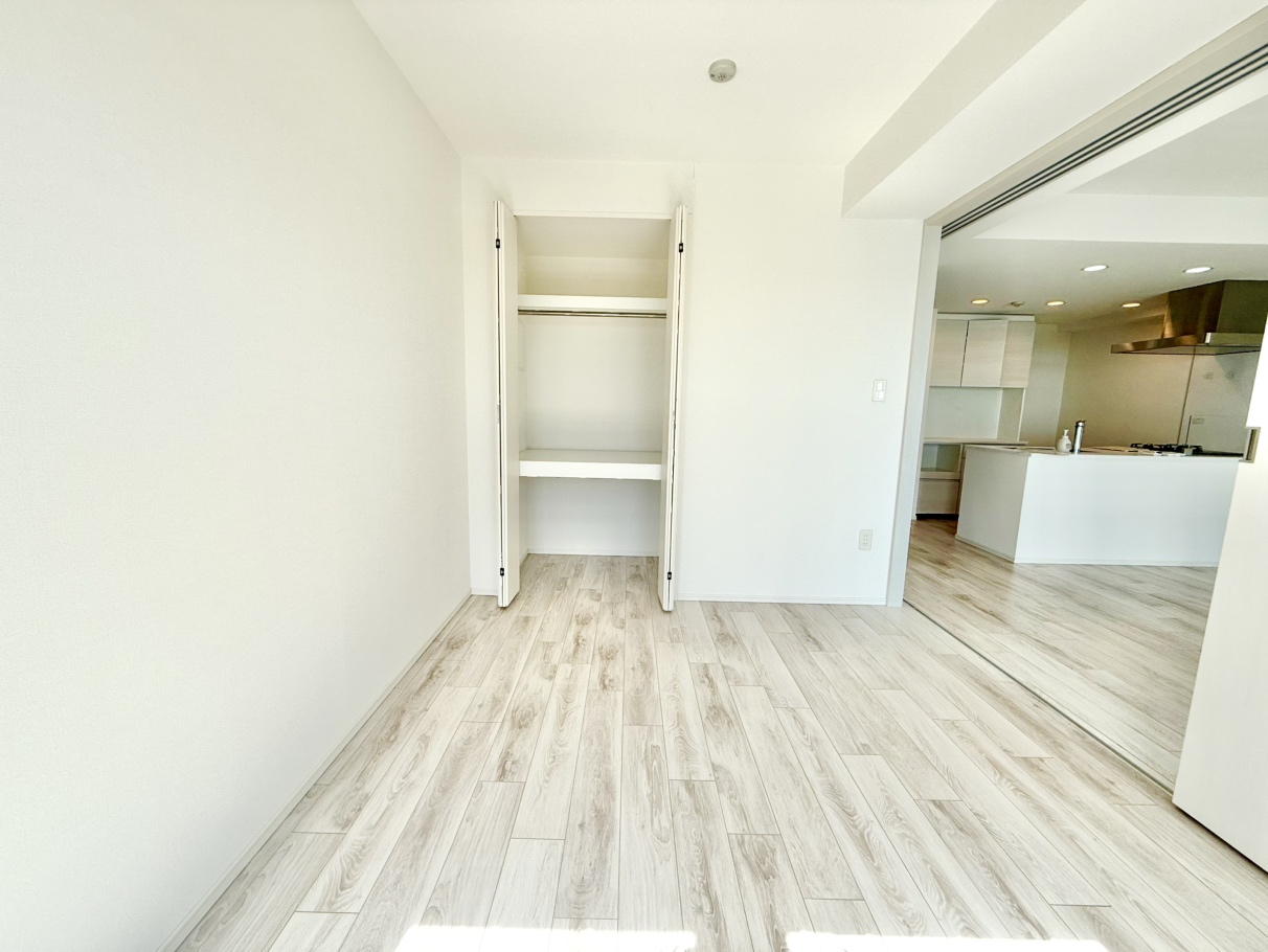 【洋室/約6帖】LDKに隣接した洋室。引き戸を開けることで、空間をゆるやかにつなげて使えます。日常使いから来客対応まで幅広く活用できます。