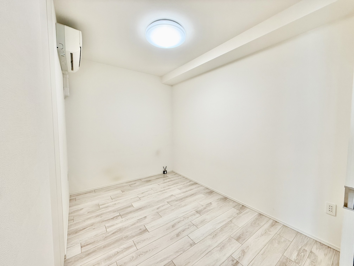 【洋室/約4.5帖】LDKから出入り可能な洋室。どのようなインテリアとも調和する、シンプルな内装です。