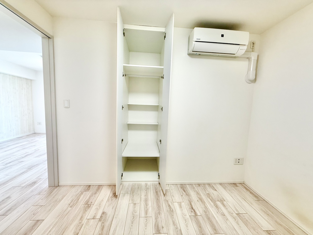 【洋室/約4.5帖】テレワークや趣味の空間など、ライフスタイルに応じて活用いただける洋室。