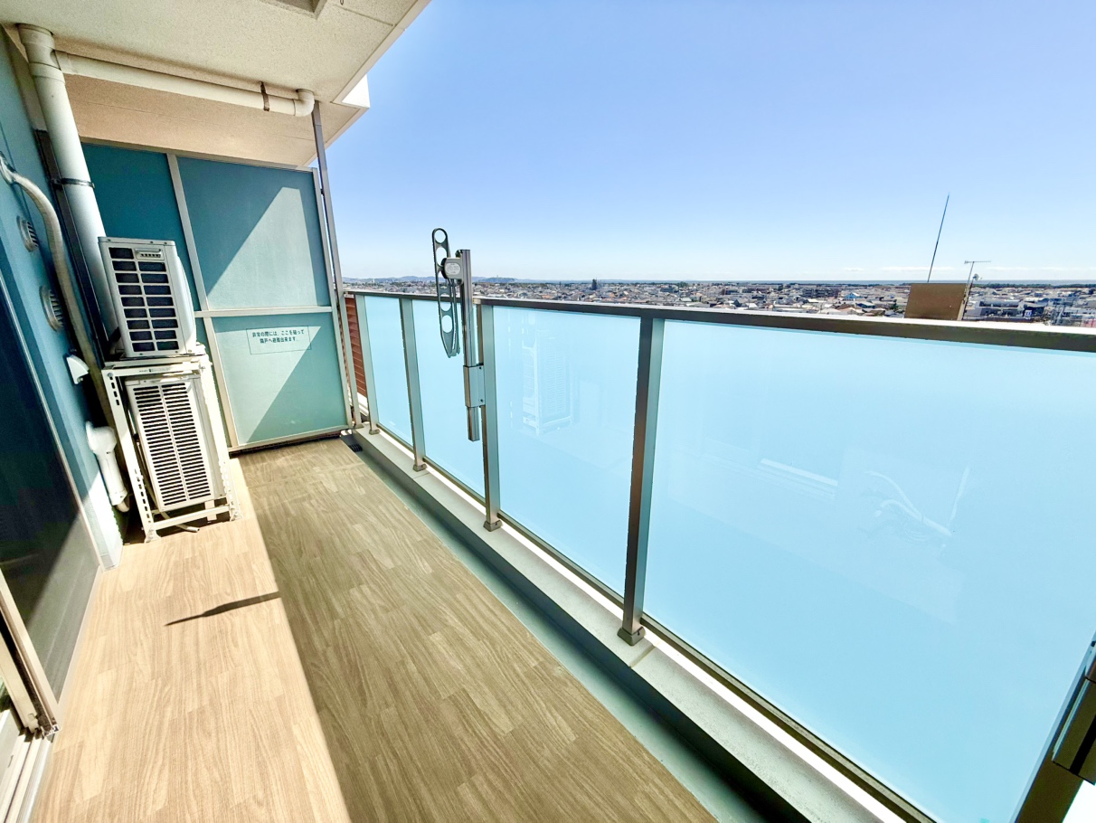 【バルコニー】ゆったりとした広さのバルコニー。陽当たりがよく、晴れた日は洗濯物がよく乾きそうです。