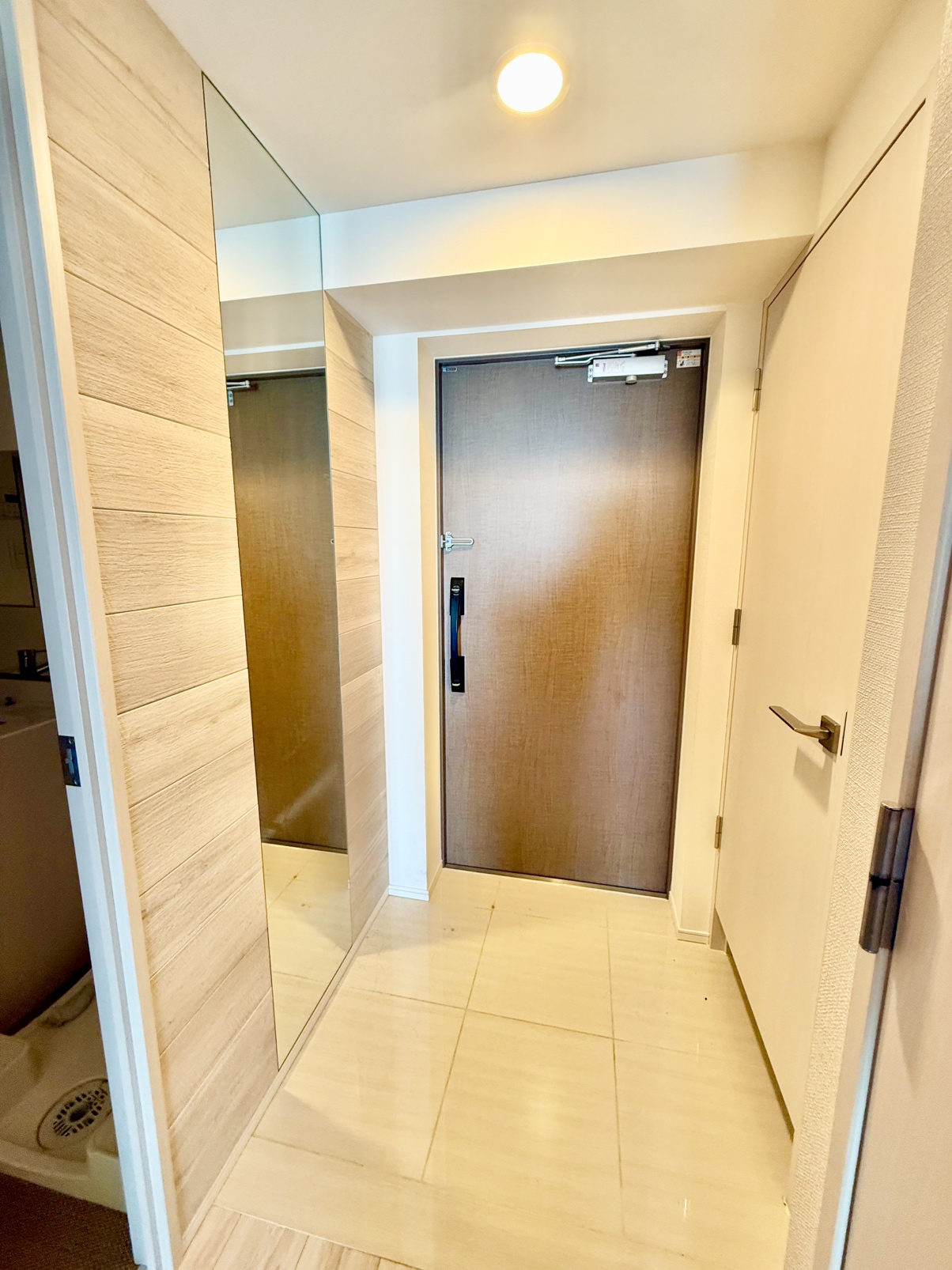 【玄関】シンプルで清潔感のある玄関スペース。大きな鏡があり、出かける前の身だしなみチェックにも便利です。