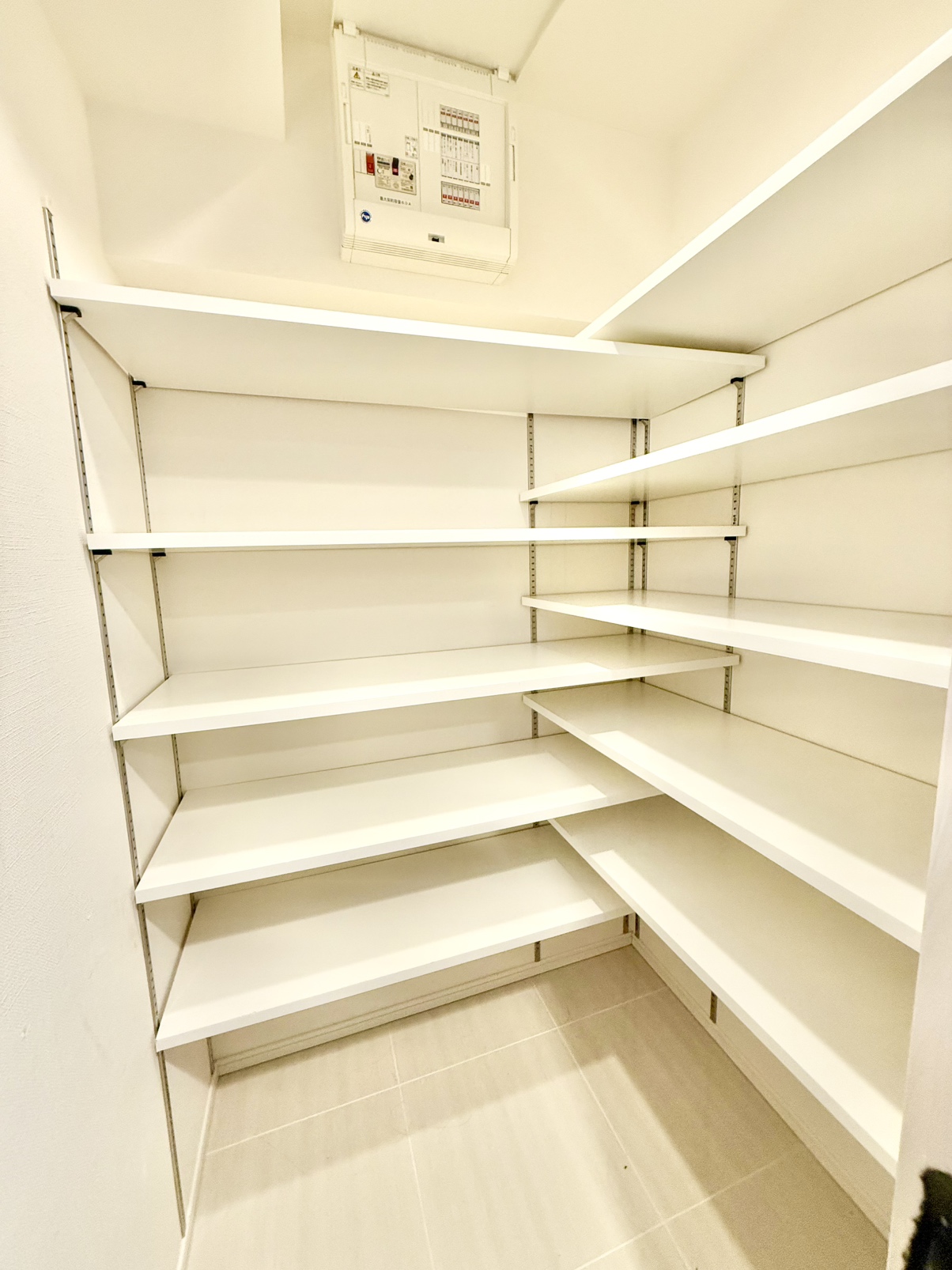 【SIC】物に合わせて高さ調節が可能な、可動棚が設置されています。家族全員の靴もすっきり収まり、いつでも片付いた印象を保てます。