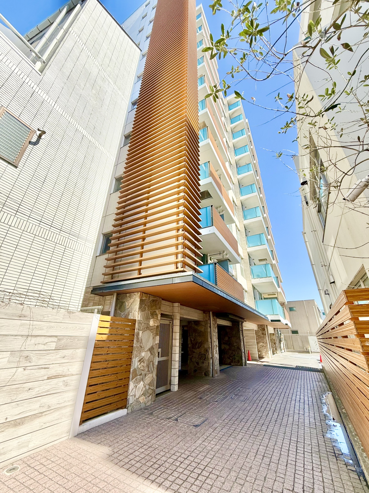 【現地外観写真】マンション敷地内に駐車スペースが設けられています。最新の駐車場空き状況は担当までいつでもお気兼ねなくご確認ください。